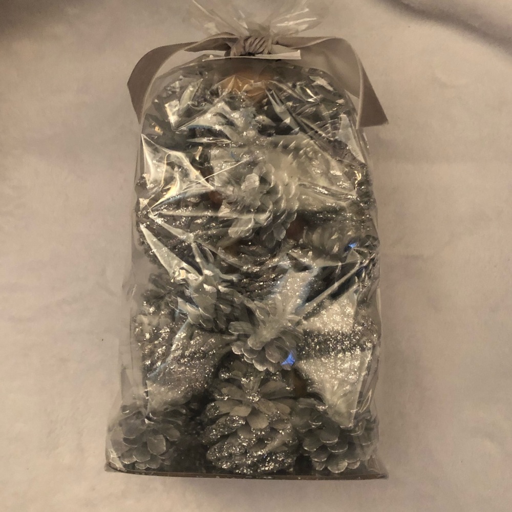 Fragrance decor pine cones